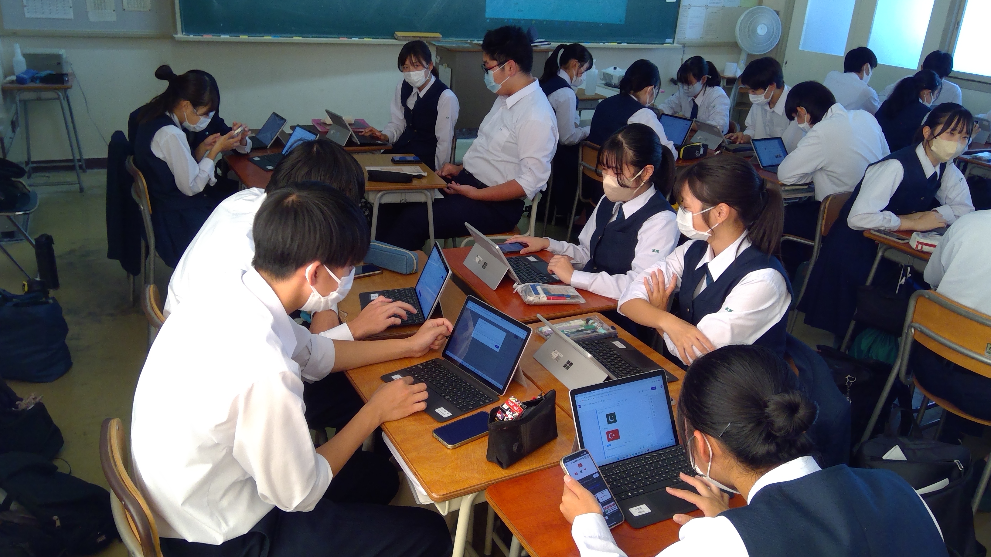 ２年英語生徒用タブレット調べ学習_愛知県立一宮南高等学校探究情報部ICT教育 (4)